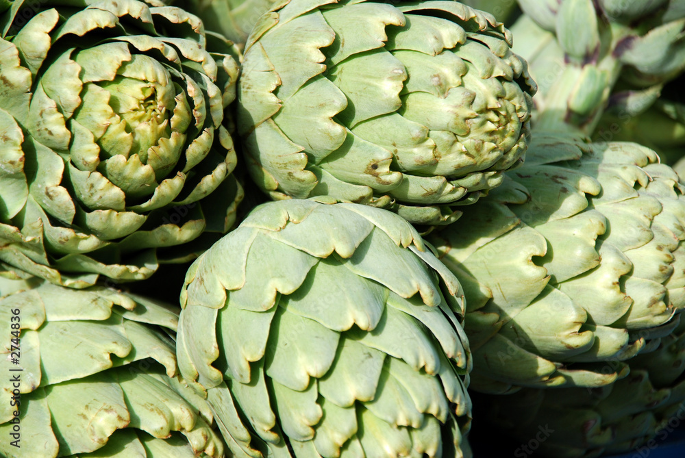 Obraz premium fresh green artichokes