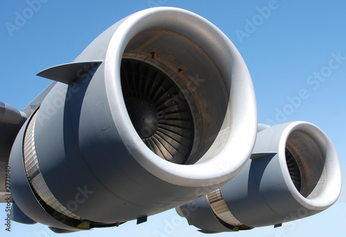Fotografija two giant jet engines