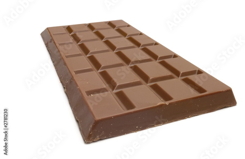 plaquette de chocolat au lait sur fond blanc