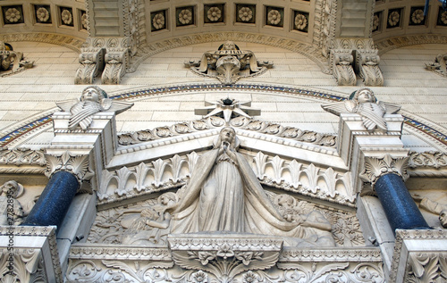 the bas-relief on the front photo