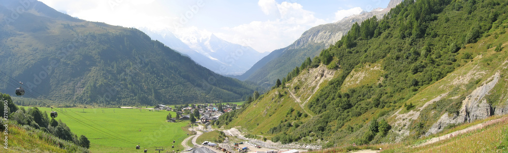 Obraz premium green valley with white mount, balme pass, france, the alps, pan
