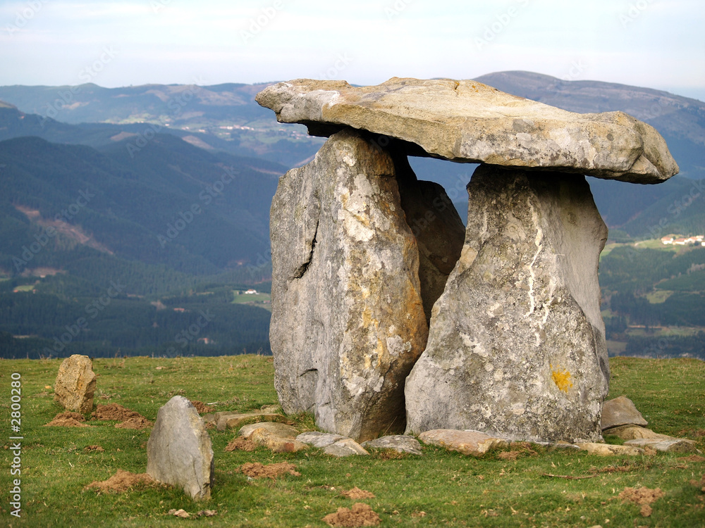 Fotografie dolmen ancestral en el monte oiz