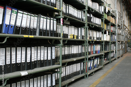 regale mit alten ordnern