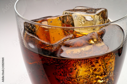 glass of cola drink with ice closeup (1)