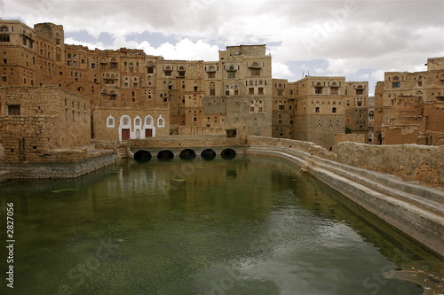 village du yemen avec sa reserve d'eau photo