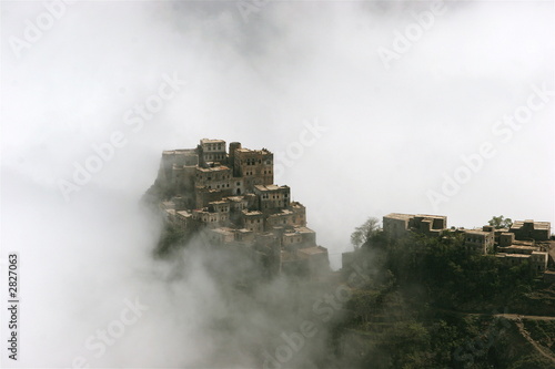 village perché du yemen dans la brume