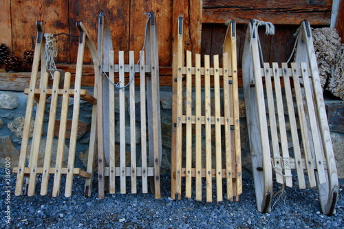 quatre luges en bois