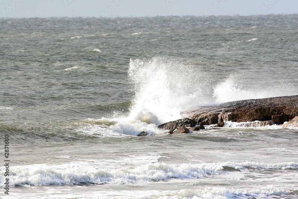 waves crashing on rocks 02