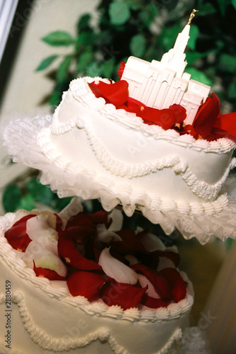 red rose wedding cake with lds temple decoration
