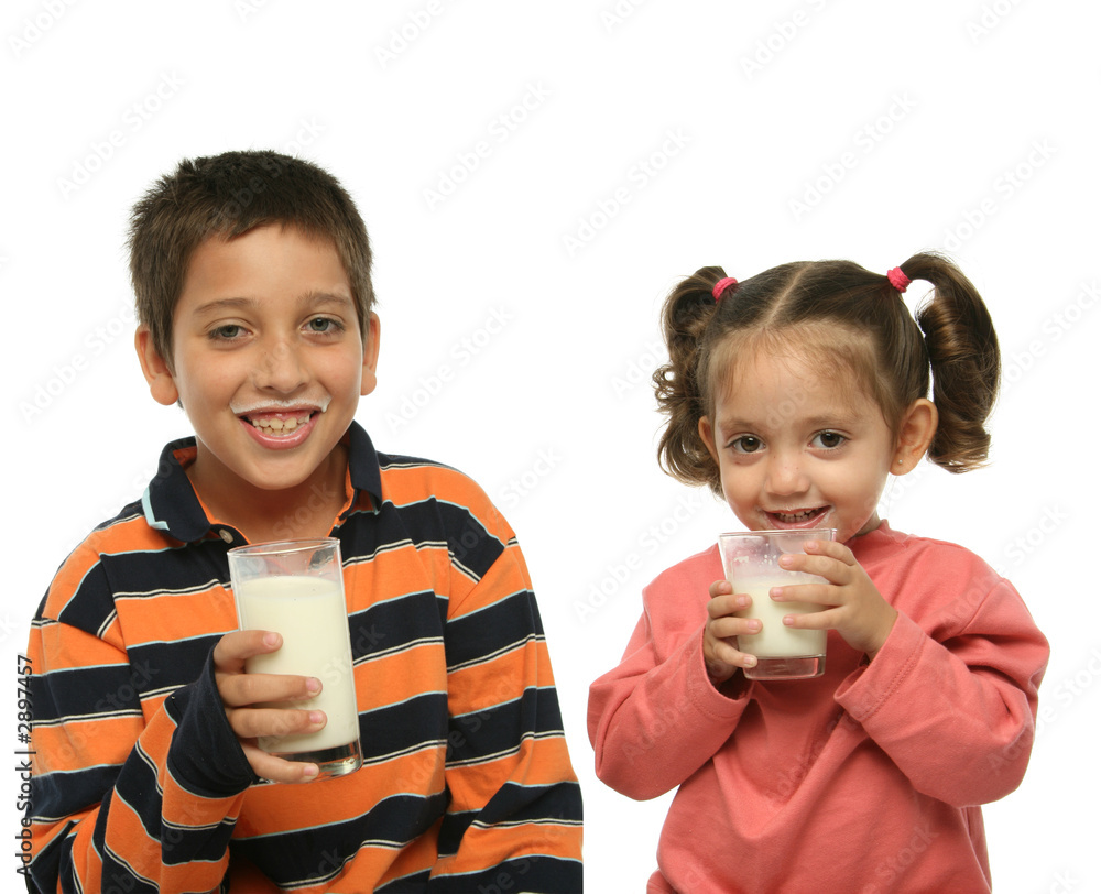 Пьет сестру друга. Фото вредных детей. Веселые дети фото на прозрачном фоне. Идеи фото для детей с молоком. Брат и сестра пьют молоко.