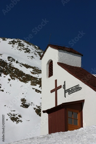 small church in the snow © E. Spek
