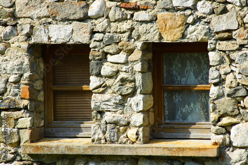 fenêtres sur façade en pierre