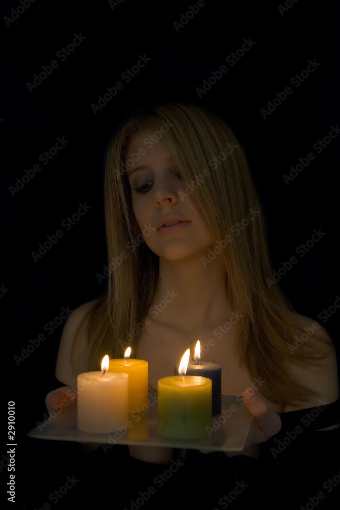 donna con candele donna con candele