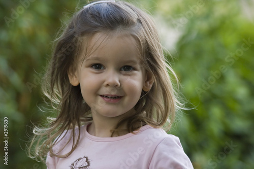 Obraz na płótnie smiling little girl w salonie