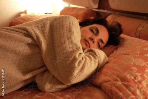 donna che dorme nel letto photo