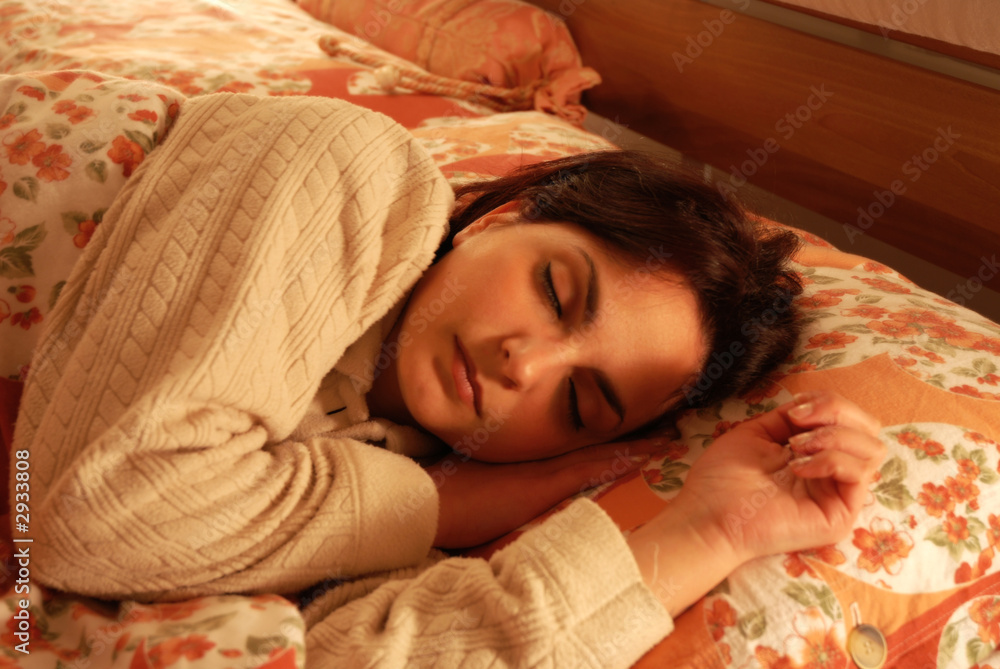 donna che dorme nel letto Stock Photo | Adobe Stock