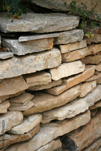 muret en pierre taillée artisanal mur