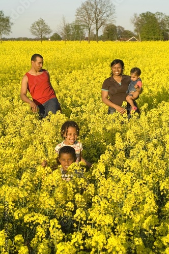 happy family in a field full of yellow flowers © Photo Tuller