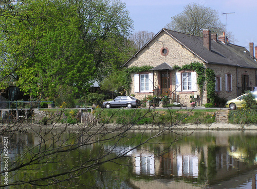 0948 - maisonnette au bord d'un canal