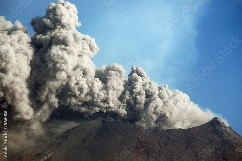 volcan en erupcion