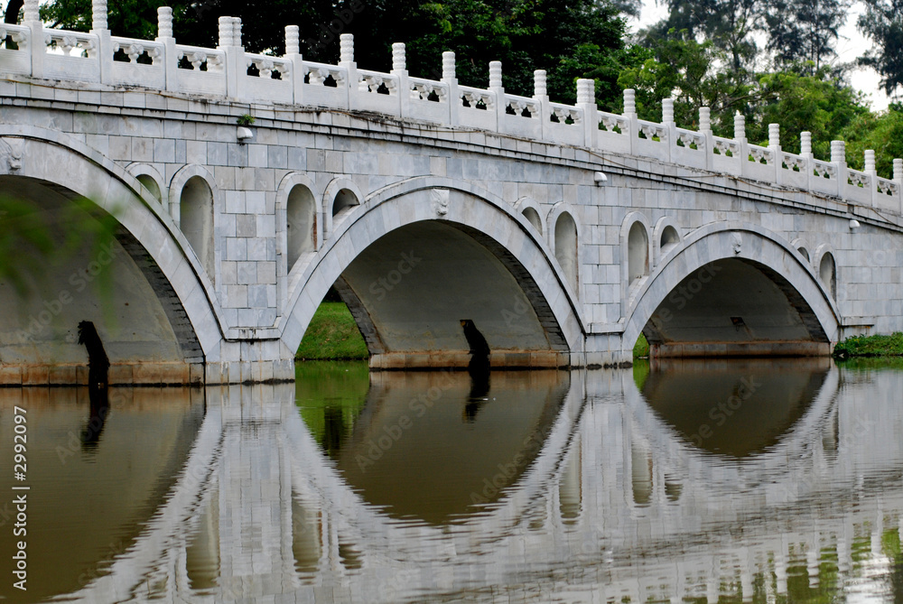 Obraz premium a white stone bridge