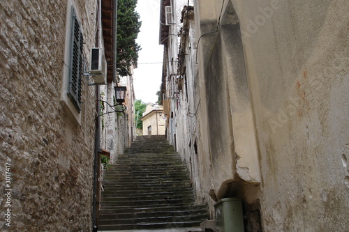 escaliers dans une rue de pula © bobroy20