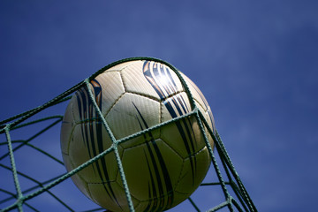 Papier peint photo Football Ballon de foot sur herbe fraîche  © Val Thoermer