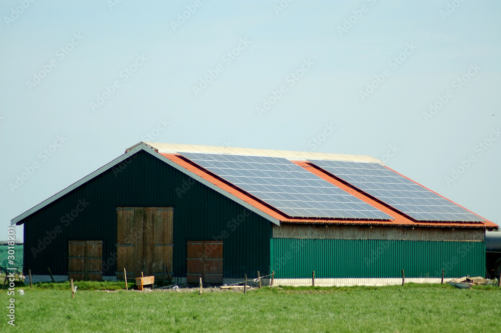 solaranlage auf einer scheune