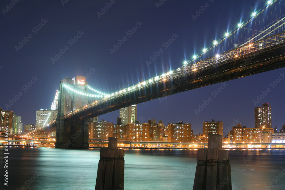 Fototapeta premium brooklyn bridge and manhattan skyline at night