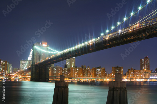 Fototapeta Naklejka Na Ścianę i Meble -  brooklyn bridge and manhattan skyline at night