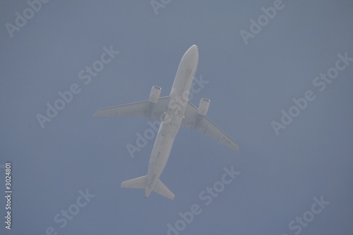 avión en la niebla.