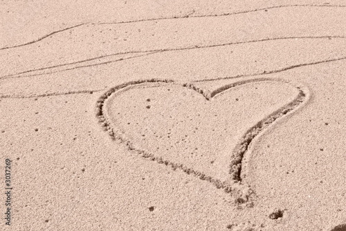 coeur dans le sable