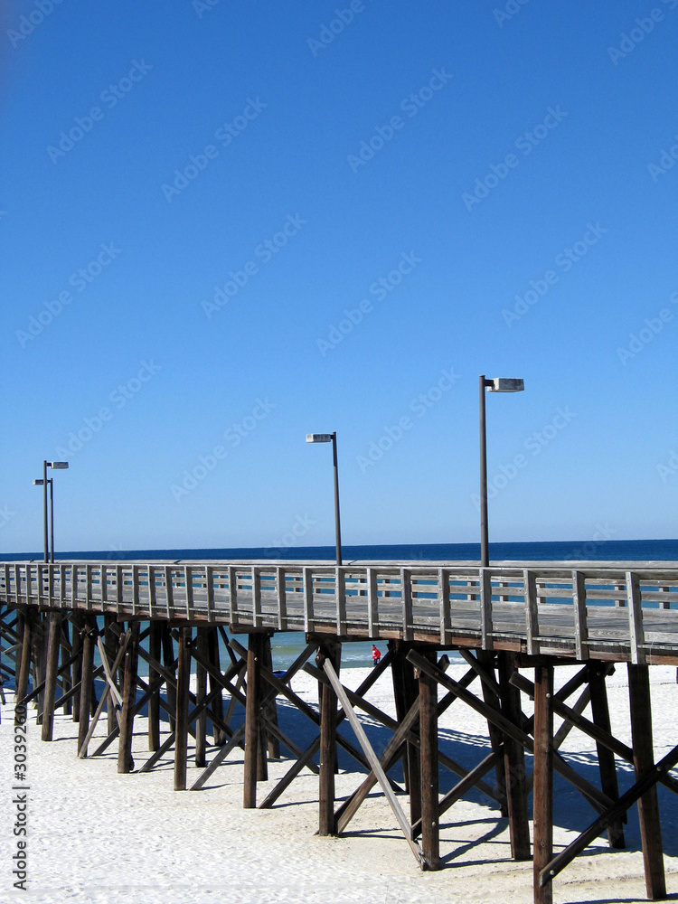 Naklejka premium pier out to the atlantic