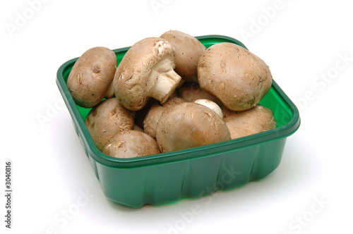 Foto close up of brown mushrooms in box