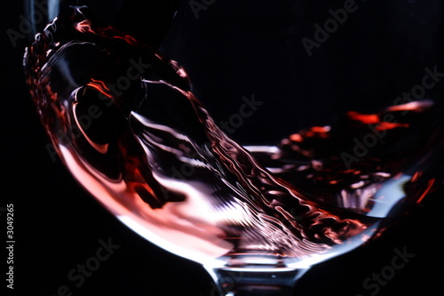 Fototapet closeup of red wine pouring