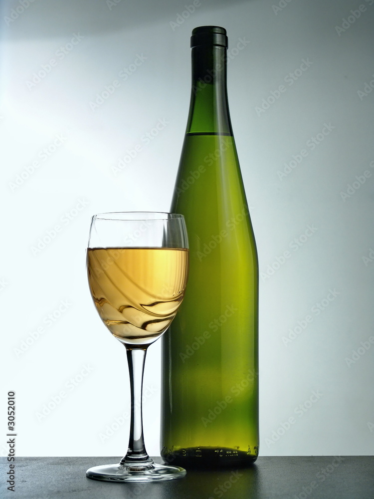 bottiglia vino bianco con bicchiere