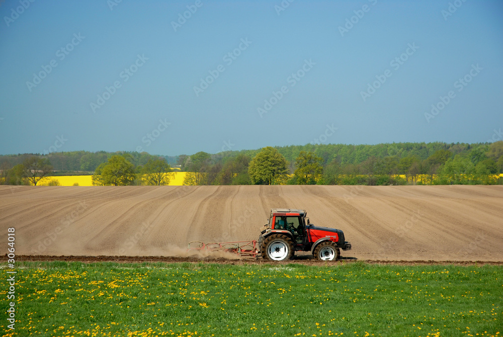 Naklejka premium traktor beim pflügen