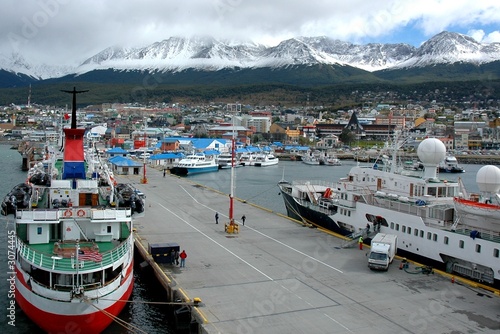 Hafenviertel und Stadtlandschaft von Ushuaia, Argentinien photo