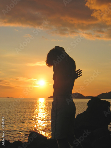 Fényképezés a man with strange forms in the sunset, labuan bajo, pede beach,