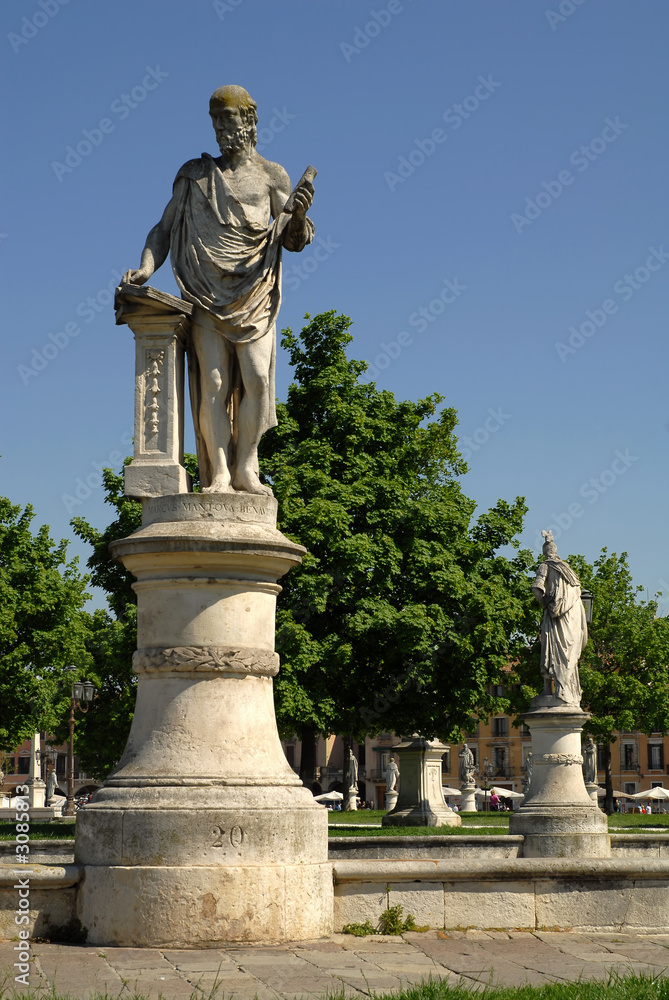 padova: statue nel parco