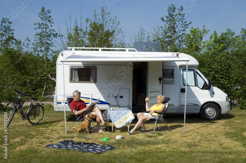 Canvastavla an elderly couple with camper