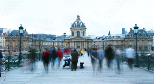 foule en mouvement à paris