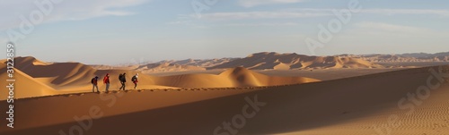 randonneurs sur une dune de l erg murzuk