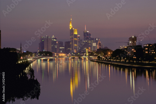 skyline von frankfurt bei nacht