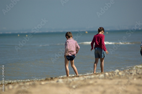 frère et soeur sur la plage