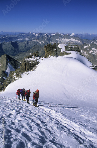 mountaineering on gran paradiso peak, alpinisti