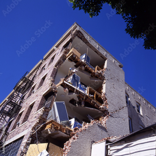 Fototapeta apartment building after earthquake