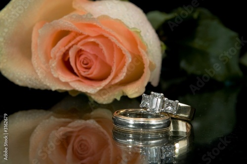 wedding rings with rose