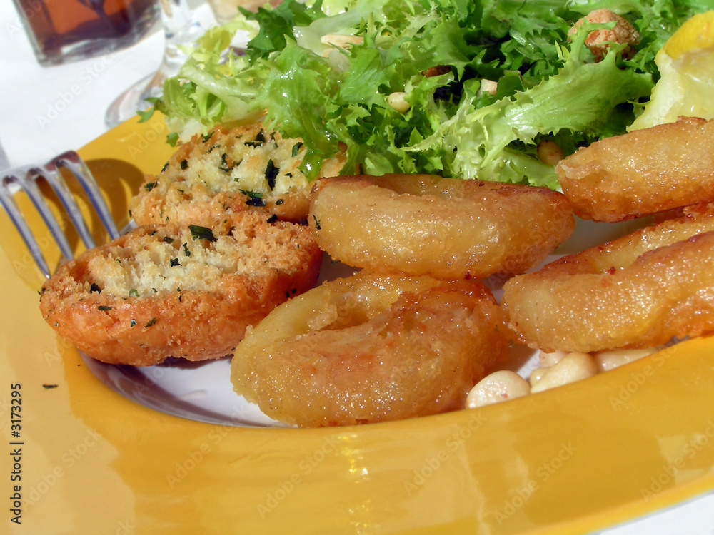 frisch frittierte tintenfischringe frisch frittierte tintenfischringe