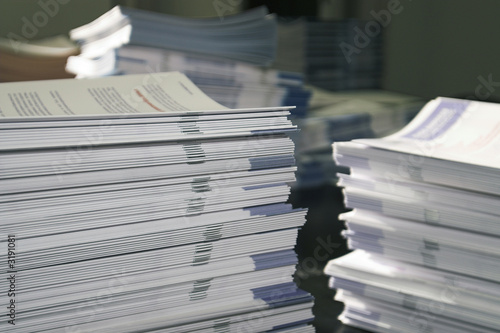 Quadro su tela piles of handout papers